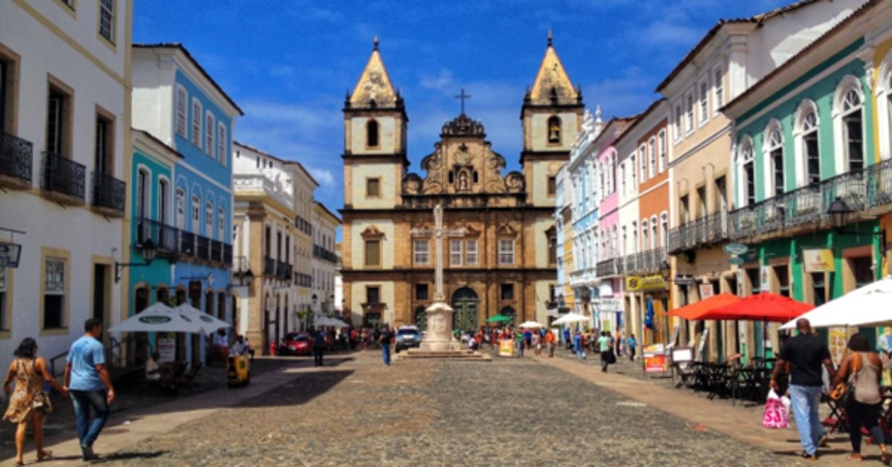 Pelourinho possui um arquitetura colonial e vibrantes casas coloridas