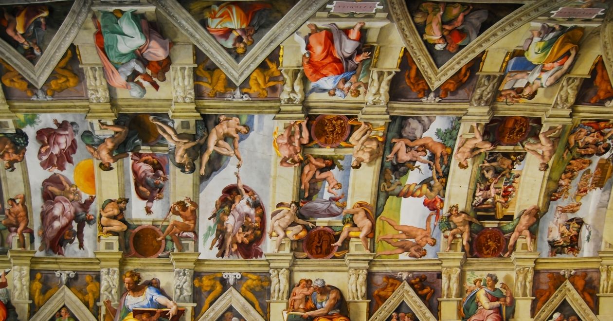 As pinturas são ricas em detalhes e cores, representando figuras humanas em diversas poses e expressões.